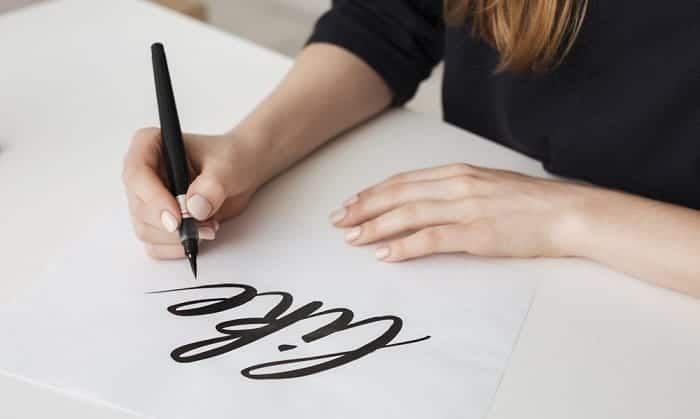 how to hold a calligraphy pen