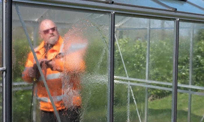 how to remove spray paint from glass