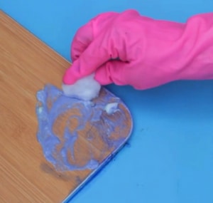 step-2-to-cleaning-ink-on-Wood-surfaces